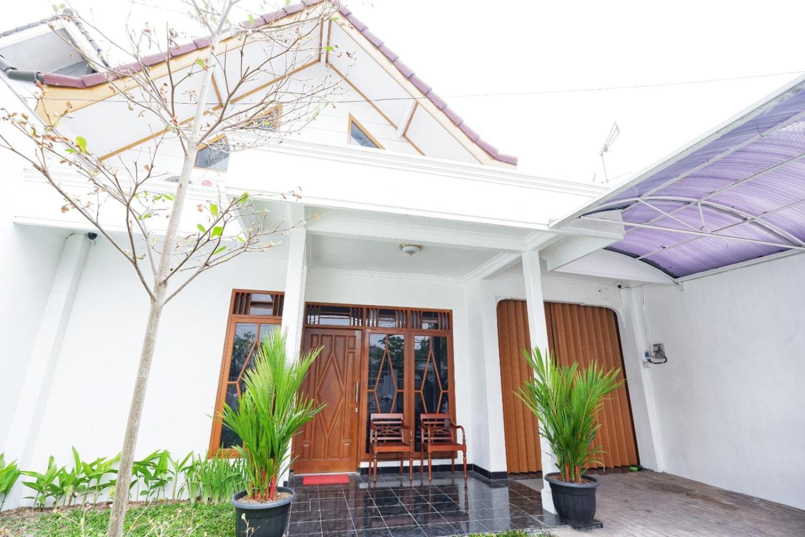 Andromeda Home Stay / Guest House Yogyakarta Malioboro Ngabean Exterior photo